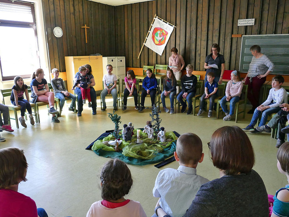 Kinderkarfreitagsliturgie im Gemeindezentrum (Foto: Karl-Franz Thiede)